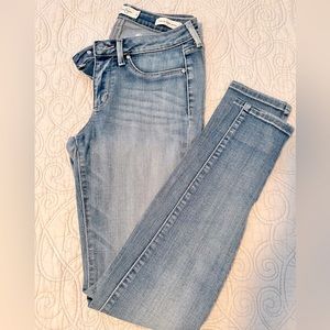 Jessica Simpson Kiss Me Supper Skinny Jeans size  27S.